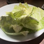 炭火焼肉・にくなべ屋 神戸びいどろ - お通しキャベツ
