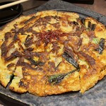 炭火焼肉・にくなべ屋 神戸びいどろ - 豚ニラチヂミ