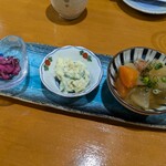 酒菜と炭火 山海鮮 - 小鉢２種+漬物