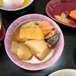 望山亭 ことぶき - 大根と鮭の煮物は、かなりくったりと煮込まれています