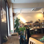 アイン ソフ オウル - 窓際のカウンターから