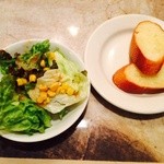 パスタ・アマーレ - サラダとバケット