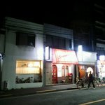 店の外観を道路の反対側から見る。