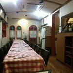 奥の席から店内全体を見る。