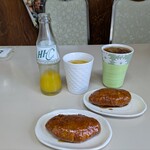 かねつき堂 - オレンジジュース、ウーロン茶　各300円
