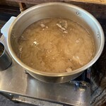 舌笑屋 - アラ汁の大鍋の中