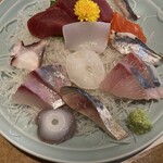 舌笑屋 - お刺身定食。撮影前に少し食べちゃいました。