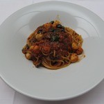クラシコ・クッチーナ・イタリアーナ - 小柱とオリーブ・ケッパーのトマトソーススパゲッティ