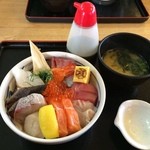 マルトモ水産 鮮魚市場 - 海鮮丼(1300円)