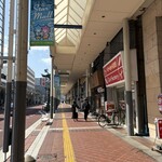 麺処 まるよし - 店舗外観、アーケード