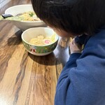 麺処 まるよし - ガツガツ食べる我が子