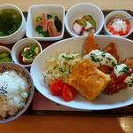 カフェレストりん - 2015･1･29
      白身魚フライ&カキクリーミーコロッケ。トロロ玉子焼。ブロッコリーのハム炒め。タコ&キュウリの酢物。冷奴。デザート