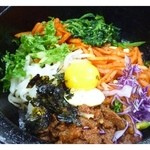 전주중앙회관  - ◆全州石焼ビビンバ（10,000ウォン）・・定番の具材がのせられています。
            ガイドブックによると「春菊やキノコ、セリ、キキョウ、ワラビ、栗、松の実、銀杏、卵、牛肉など35種類」の具材が入っているそう。