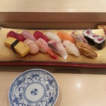 Kanda Edokko Zushi - ボリュームランチ１４００円税込。握り１２巻と細巻き半分