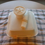 BOB'S BAR-B-QUE - 箱、この状態で渡されますの。Mac saladは小さい容器に別添えです。