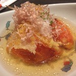 酒湊 - 『トマトの天ぷら』様易しめの天つゆに浸されたトマト様は熱が通って甘味が増しています。