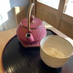 甘味処 グルエトルテ - 南部鉄器のほうじ茶／カラフルな急須がかわいい