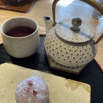 甘味処 グルエトルテ - 南部鉄器のほうじ茶×抹茶餡の桜餅