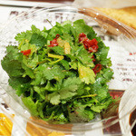 A1肉骨茶 - パクチーサラダ(280円)