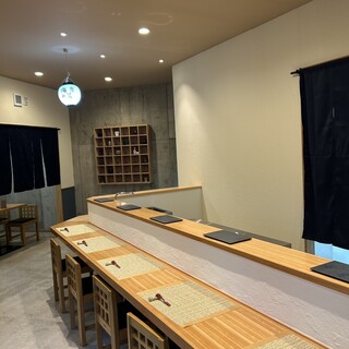 プライベートな個室も完備。カウンター席メインの隠れ家的空間
