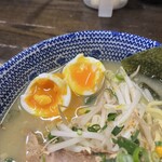 葫 - 半熟玉子割ったところ