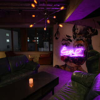 夜はネオンが灯る夜カフェ