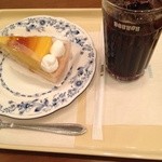 ドトールコーヒーショップ - カボチャのタルトとアイスコーヒー。