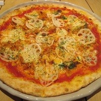 Osteria UVA RARA 横浜 - ランチ：ピッツァ
                蓮根と鶏ひき肉のピッツァ