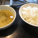 焼肉キッチンカルビパパ - ミックス定食のライスと味噌汁