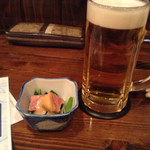 Isabaya - 生ビールにお通し
                        お通しは不要だな（笑）
                        キハダっぽいマグロと小松菜の酢味噌和え