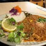 農珈屋 - 豚キーマカレー レモンや鰹節等アクセント