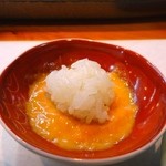 寿司栄 - 先ほどの縞海老にかけた残りの雲丹に御飯入れて・・