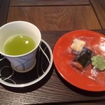 星のや京都 - ライブラリーでの無料のドリンクとお菓子