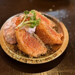 居酒屋燃えた うらめし屋 - サーモンレアカツ　980円