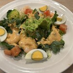 ガスト - 料理写真:海老アボカドとケールのサラダ(L) コブドレッシング