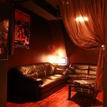 DARTS&BAR Twenty eight.st - 【専用モニター付きVIPシート】　座り心地抜群のふかふかソファーでくつろげます