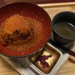 日本を食す 引算 - 焼きおにぎりにたっぷりのいくら　半分は出汁掛けで