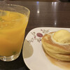 ビリオン珈琲 - クラシックパンケーキとマンゴージュース。