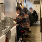 博多ラーメンEvolution勝木 - カウンター席中心のこぢんまりとした空間。落ち着いてラーメンと向き合える雰囲気です。