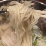 博多ラーメンEvolution勝木 - 麺は博多ラーメン定番の極細ストレート麺。
