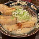 博多ラーメンEvolution勝木 - 博多ラーメンにチャーシュー（2枚）をトッピング。