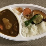 もんじゅのお台所 - カレーの上には素揚げされた彩り豊かな野菜がトッピングされ、見た目も華やか。じゃがいもやにんじんがゴロッと入っていて、どこか懐かしい家庭的な味わいです。