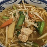 ピリケンラーメン - ミニ四川ラーメン:四川ラーメンという名前からしっかりとした辛さを想像していましたが、実際は辛さ控えめで食べやすい味わいです。
