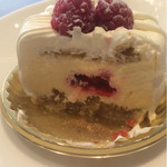 パティスリーエス - エス切ってみた！真ん中のラズベリーの下にもジャムみたぃなの入ってます！(^O^)