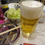 まるや商店 - 生ビールとお通しのキャベツです。