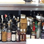 山猫軒 - テーブルの下には凄い酒が並んでいます