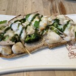 ル・パン・コティディアン - レンコン、チキン、ブロッコリーとスモークモッツァレラチーズのタルティーヌ