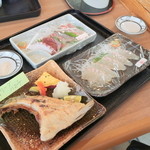 海鮮食堂 じゃこや - 乾燥＆ほこり防止でラップが掛けられていたり、料理名が書かれた付箋が貼られていたりして親切。 '15 1月上旬