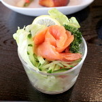 海鮮食堂 じゃこや - サーモンサラダ (183円) '15 1月上旬