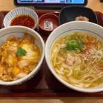 なか卯 - 料理写真:たっぷり白髪ネギ鶏塩うどん＋親子丼（小）気まぐれで選んだ唐揚げと食べるラー油（笑）